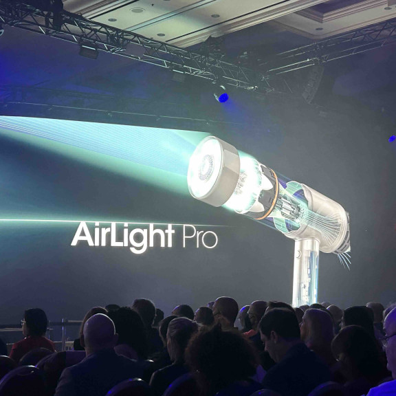Sèche-cheveux AirLight Pro présenté sur un écran