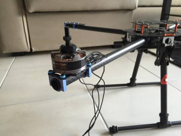 un moteur de drone + une hélice droit
