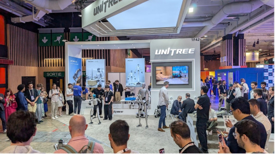 Photo du stand Unitree qui présente une démonstration de robots humanoïdes