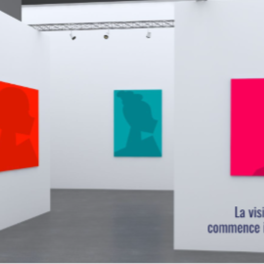 Espace d’exposition aux murs blancs présentant plusieurs portraits colorés en silhouettes, disposés comme dans une galerie, illustrant la diversité des femmes