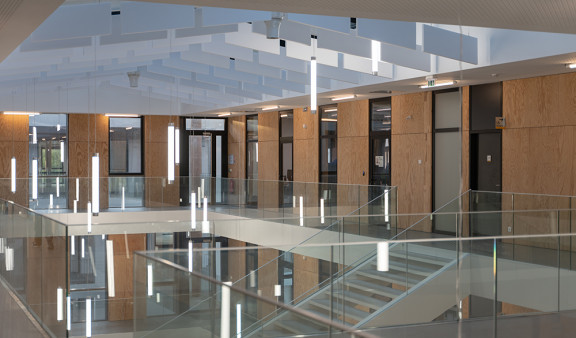 Intérieur des locaux de SQLI Bordeaux, en bois et en verre