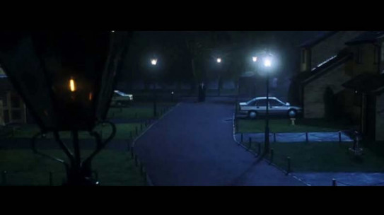 scène de film d'un quartier résidentiel de nuit